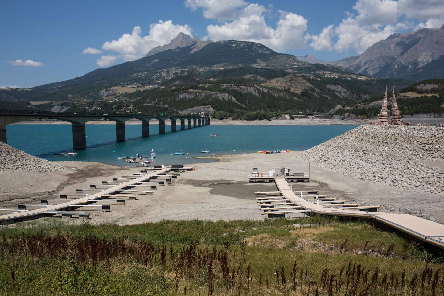 Treize mètres de moins que la normale : dans les Alpes, le lac de Serre-Ponçon tente de s’adapter à la sécheresse