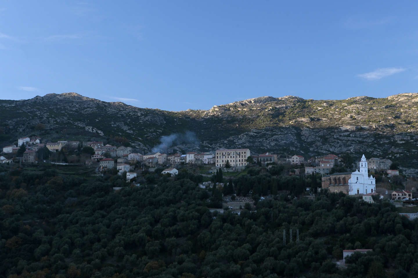 Corse : un incendie « inaccessible aux moyens terrestres » brûle plusieurs centaines d’hectares