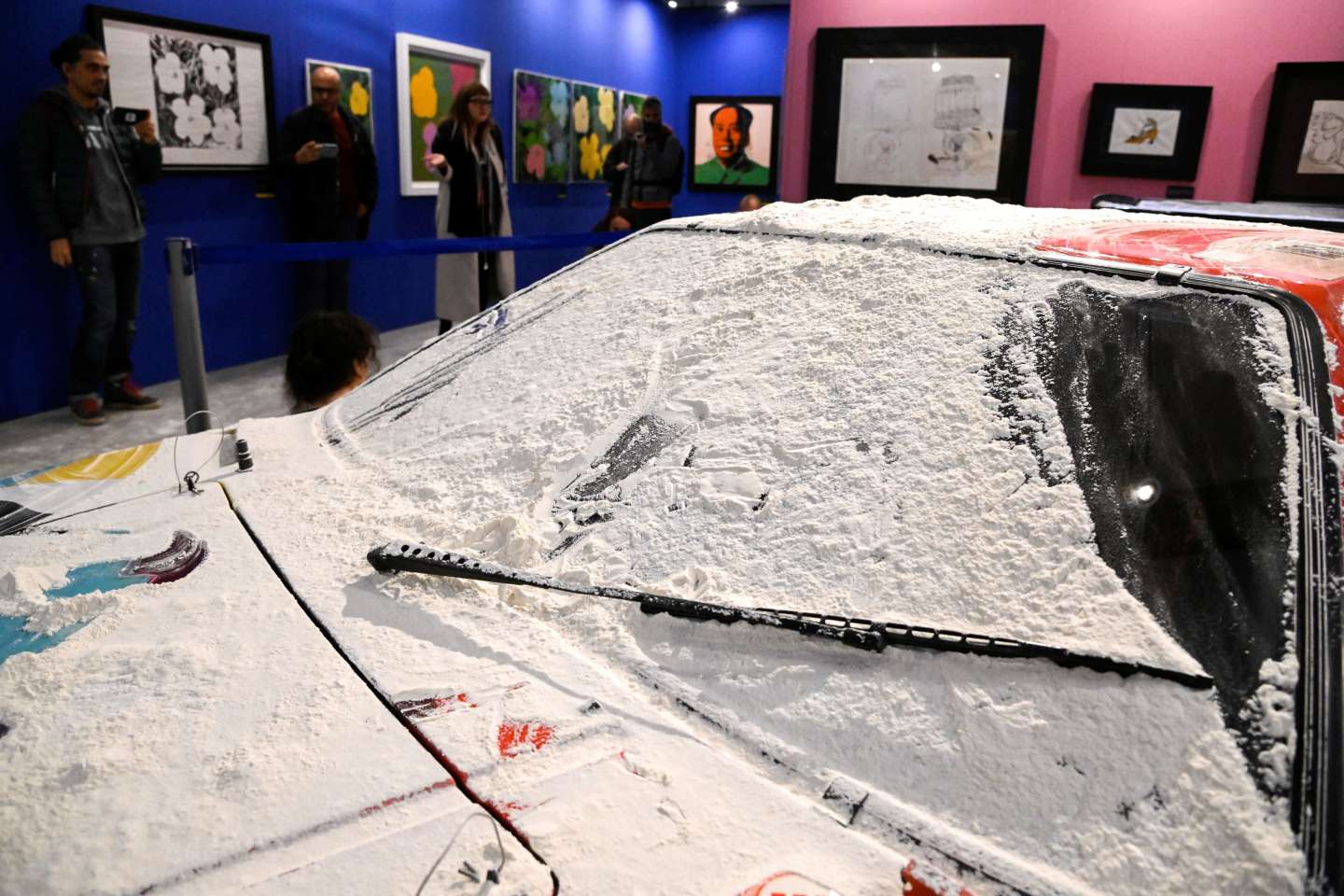 En Italie, des militants écologistes jettent de la farine sur une œuvre d’Andy Warhol
