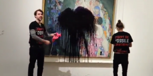 Des militants écologistes aspergent le tableau « Mort et vie » du peintre Gustav Klimt d’un liquide noir