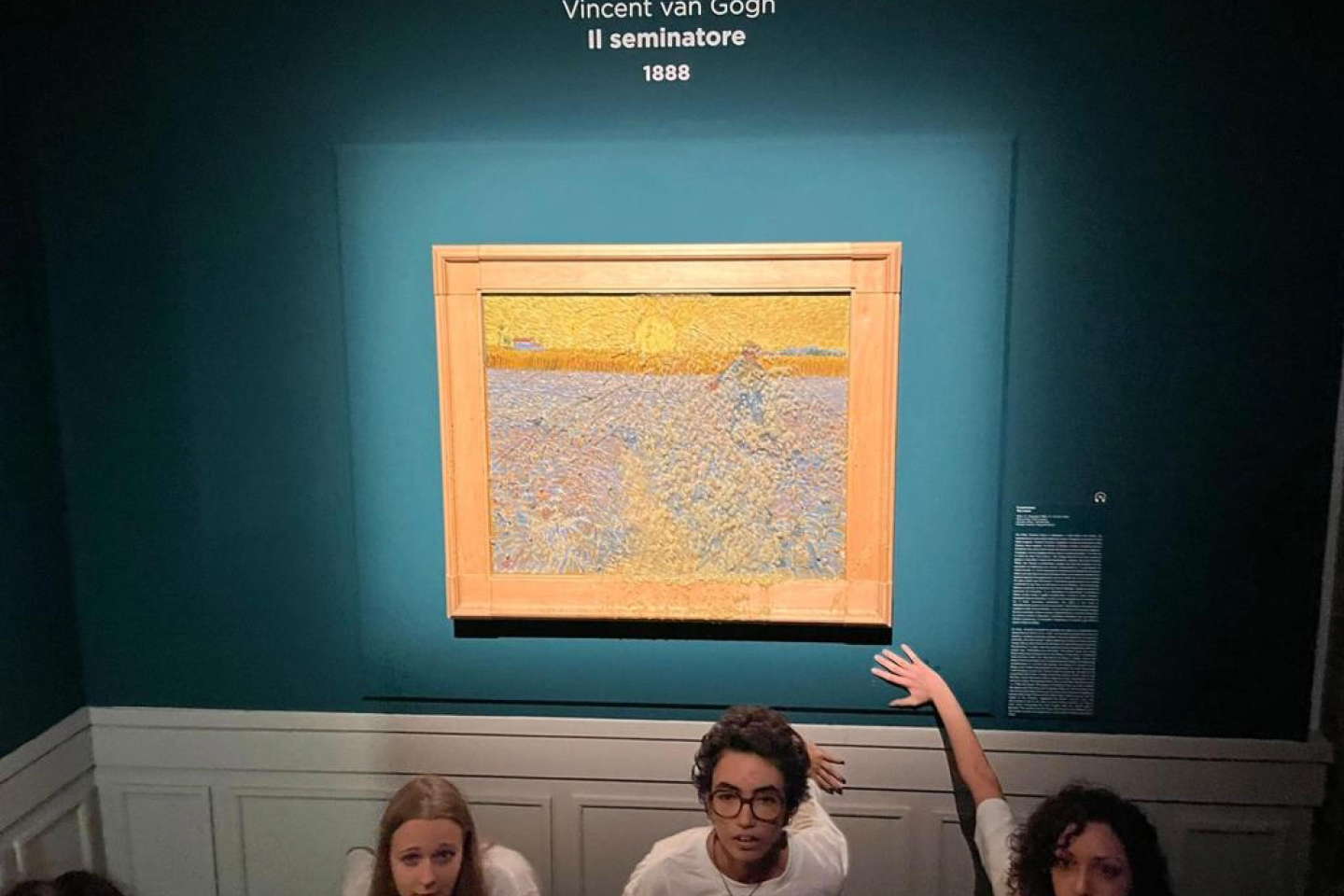 Un tableau de Vincent Van Gogh aspergé de soupe par des militantes écologistes à Rome