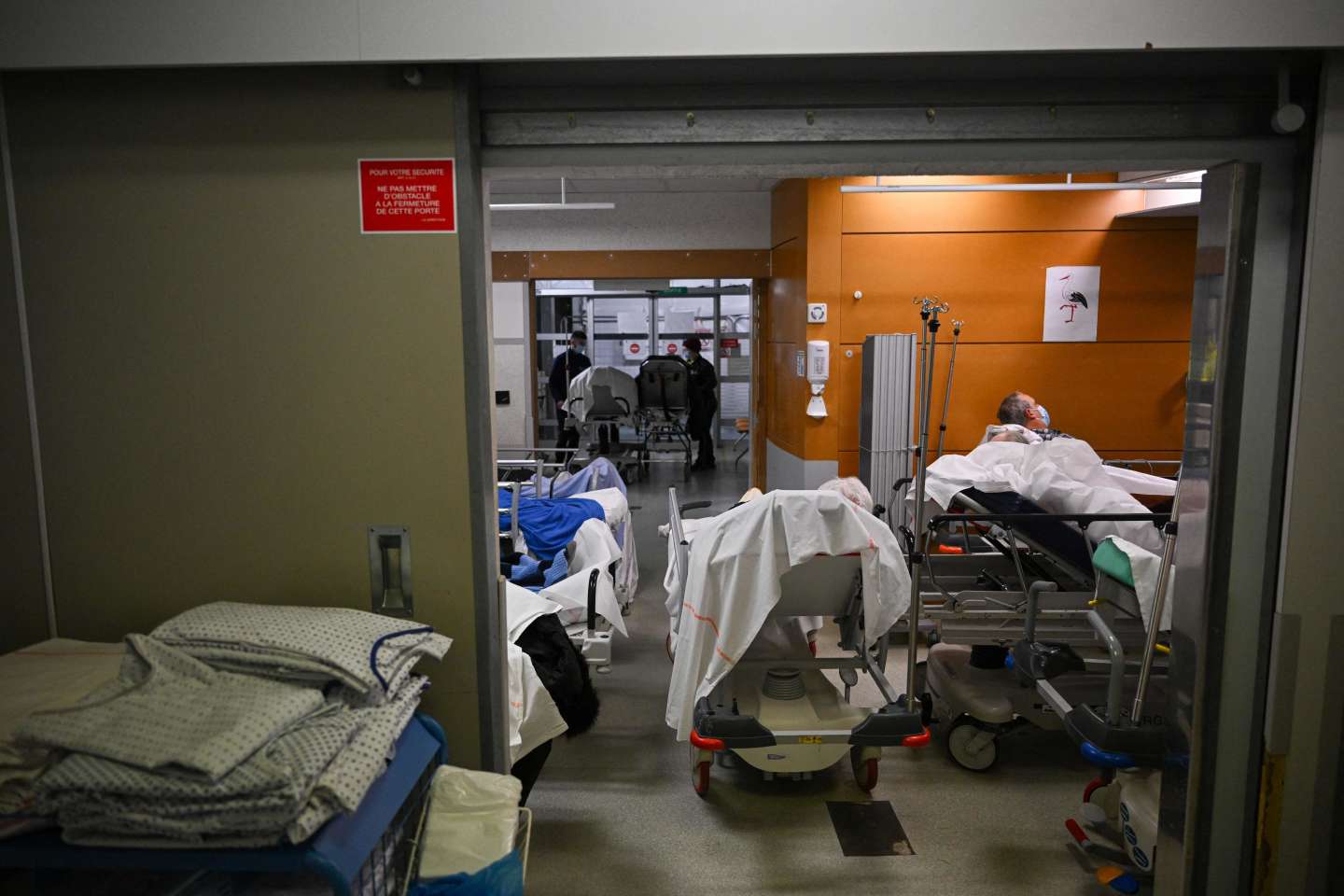 La triple épidémie reflue, mais les tensions persistent à l’hôpital