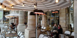 A Paris, la mairie jongle entre pédagogie et amendes pour éradiquer le chauffage en terrasse