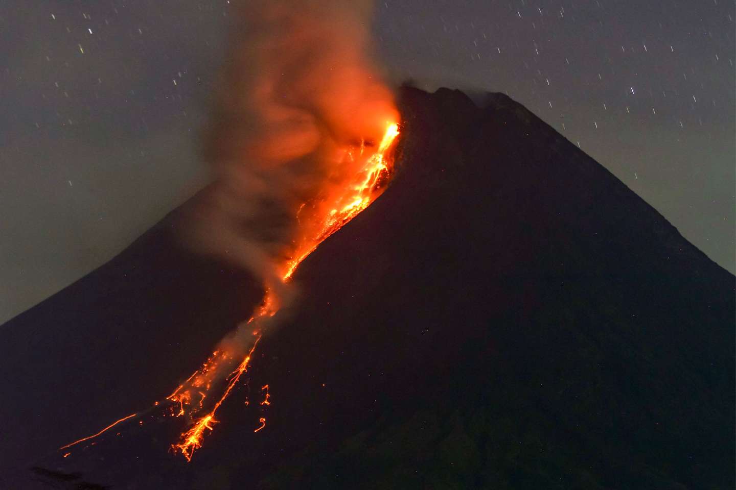 Volcan le plus dangereux d’Indonésie, le Merapi s’agite à nouveau