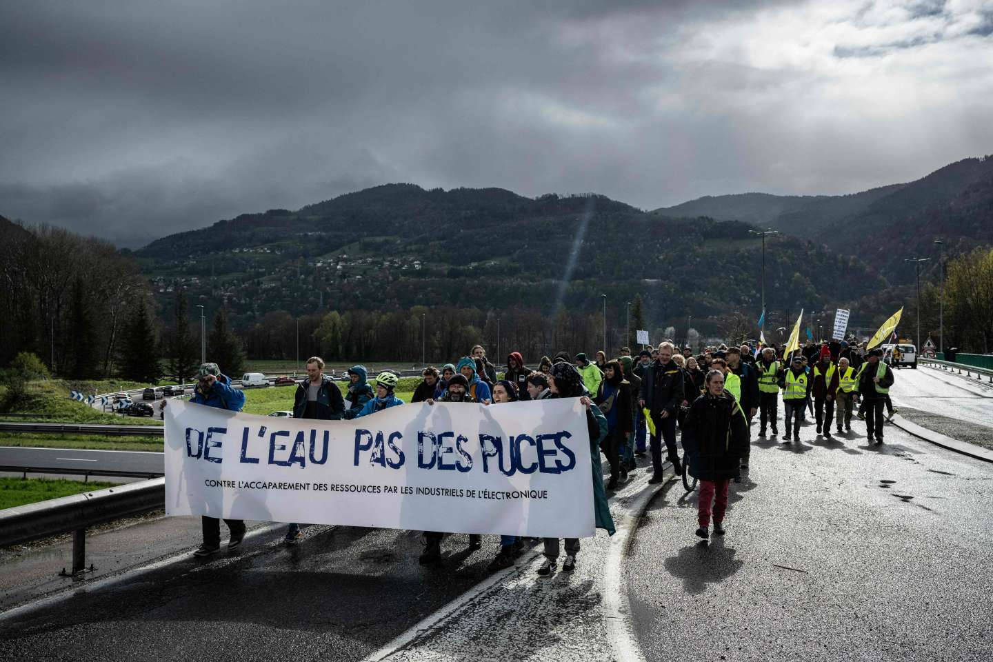 Contre l’accaparement de l’eau, des centaines de personnes ont manifesté devant l’entreprise STMicroelectronics en Isère