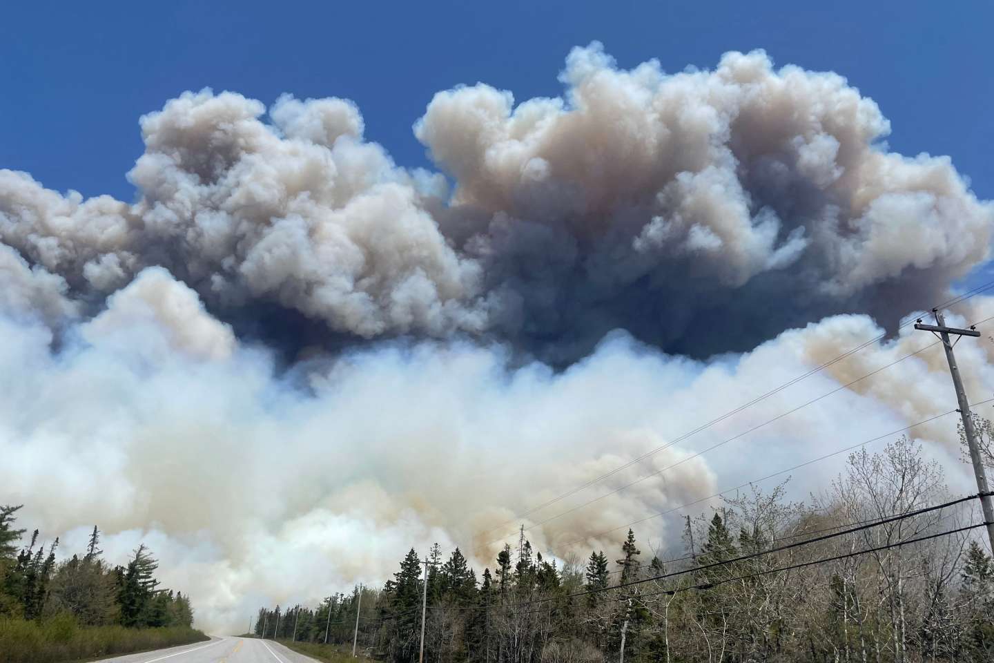 Canada : l’incendie gigantesque vu depuis une voiture prise au piège au milieu des feux