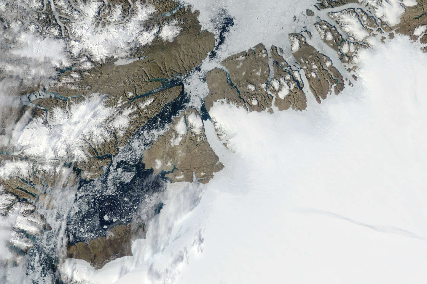 Climat : le Groenland a en partie fondu il y a 400 000 ans sous l’effet d’un réchauffement proche de celui que nous vivons