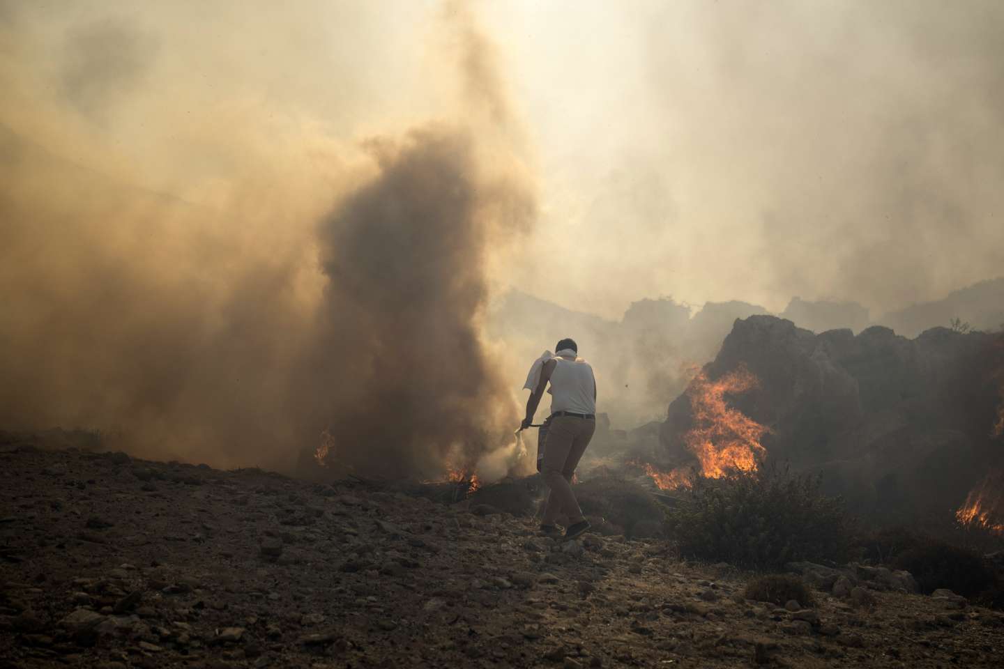 De la Grèce à la Tunisie, les photos des incendies autour de la Méditerranée