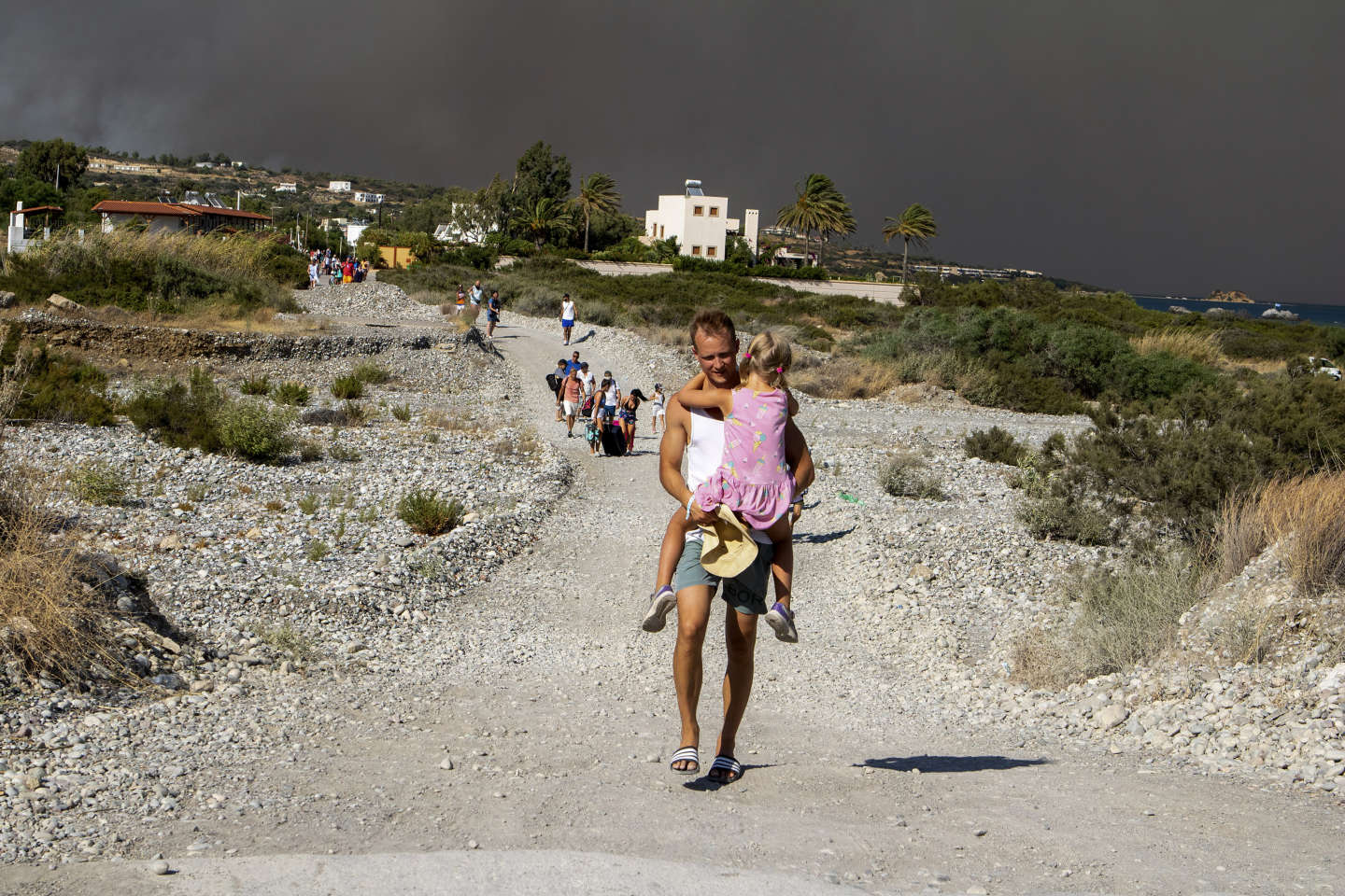 Sur l’île de Rhodes, touristes et habitants fuient les incendies en voiture, en bateau ou à pied
