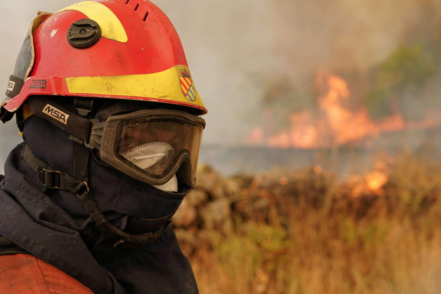 Espagne : un incendie à Portbou, à la frontière avec la France, des dizaines d’unités de pompiers mobilisés