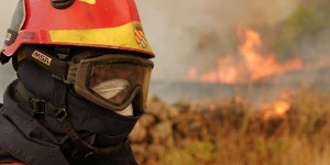 Espagne : un incendie à Portbou, à la frontière avec la France, des dizaines d’unités de pompiers mobilisés