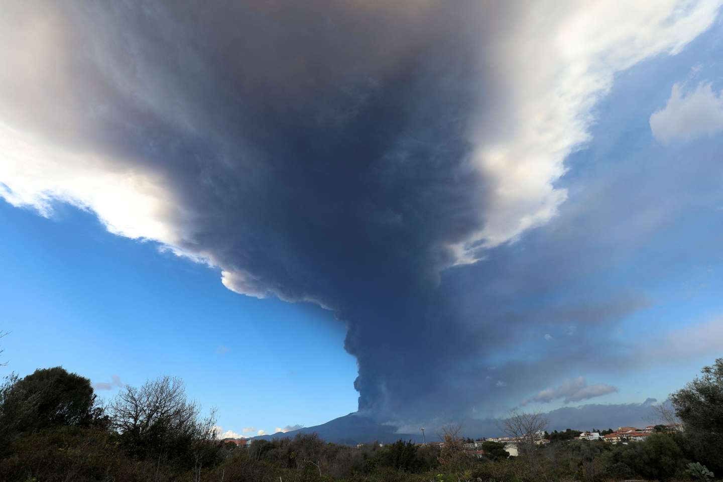 Sicile : l’Etna entre en éruption, l’aéroport de Catane fermé pour la journée de lundi
