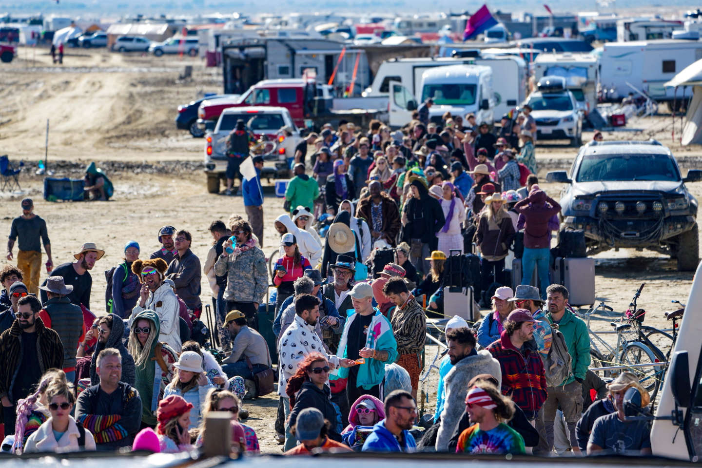 Burning Man : les festivaliers commencent à quitter le désert, après des jours de pluie et de boue