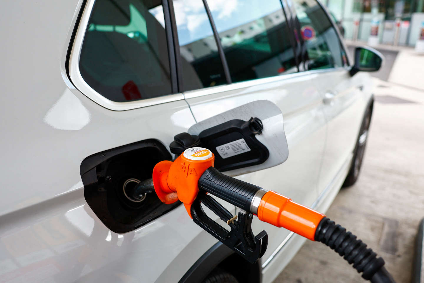 Carrefour annonce qu’il ne vendra pas de carburants à perte ; le gouvernement assure maintenir son projet