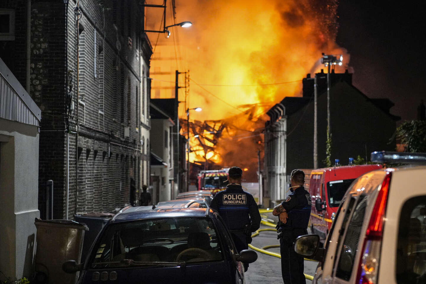 A Rouen, inquiétudes autour des risques de pollution à l’amiante après l’incendie de deux immeubles