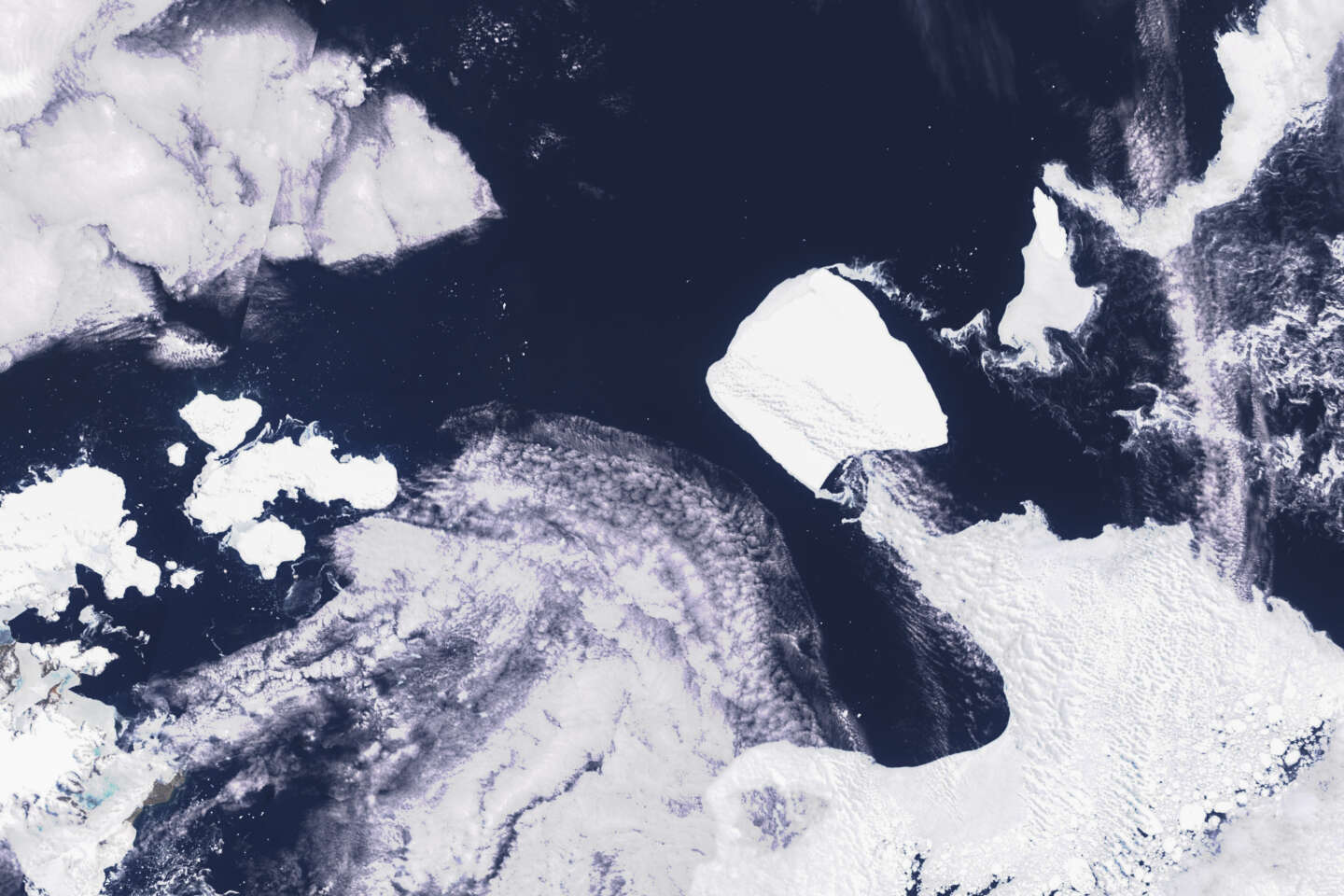 Un iceberg géant, de près de 4 000 kilomètres carrés, a commencé à se déplacer en Antarctique