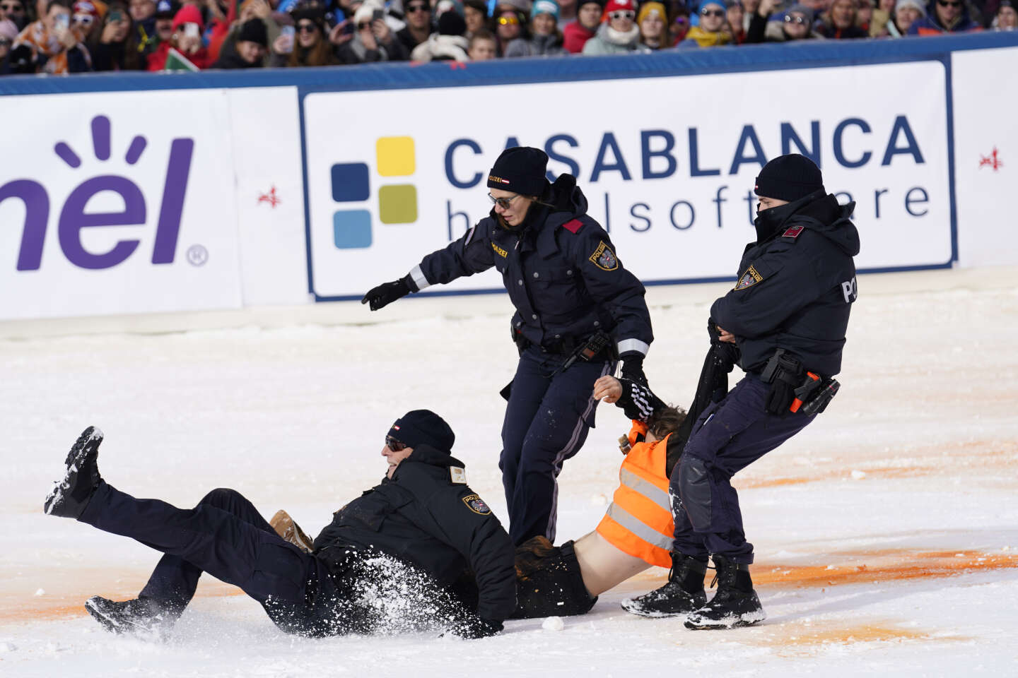 Ski : des activistes pour le climat perturbent le premier slalom de la saison