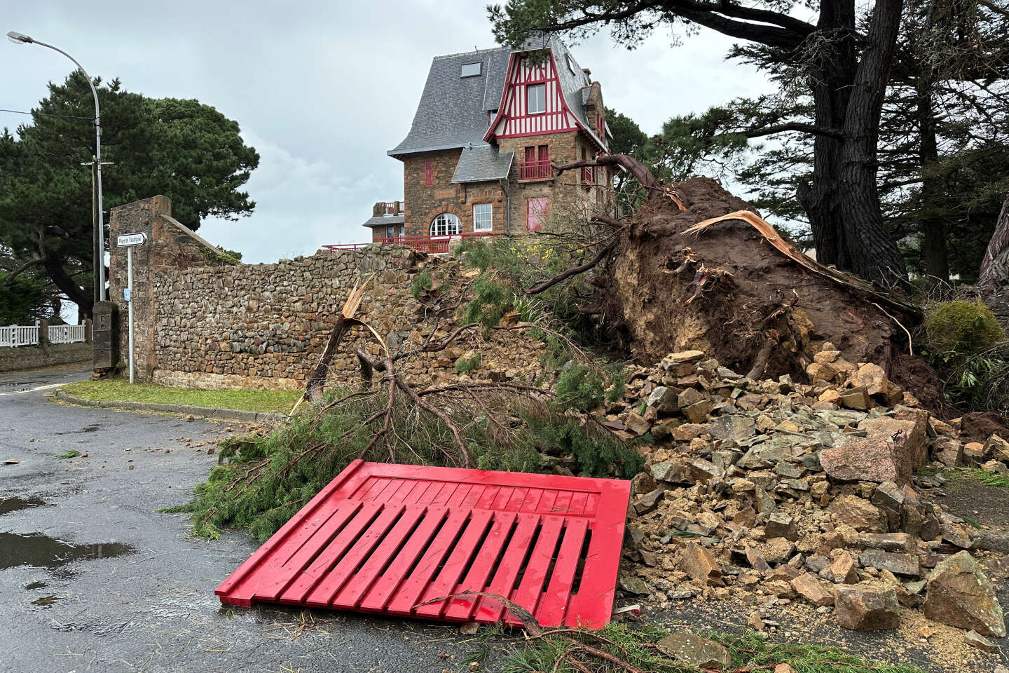 Tempêtes et inondations : un fonds d’urgence exceptionnel de 50 millions d’euros pour les sinistrés de Bretagne et de la Manche