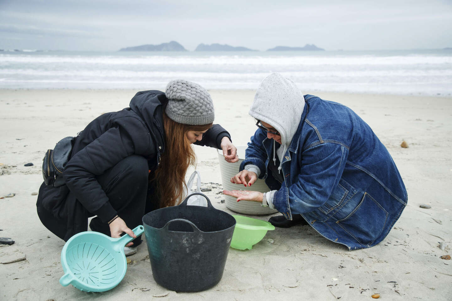 Un conteneur perdu en mer provoque une marée de granulés en plastique sur les plages du nord de l’Espagne