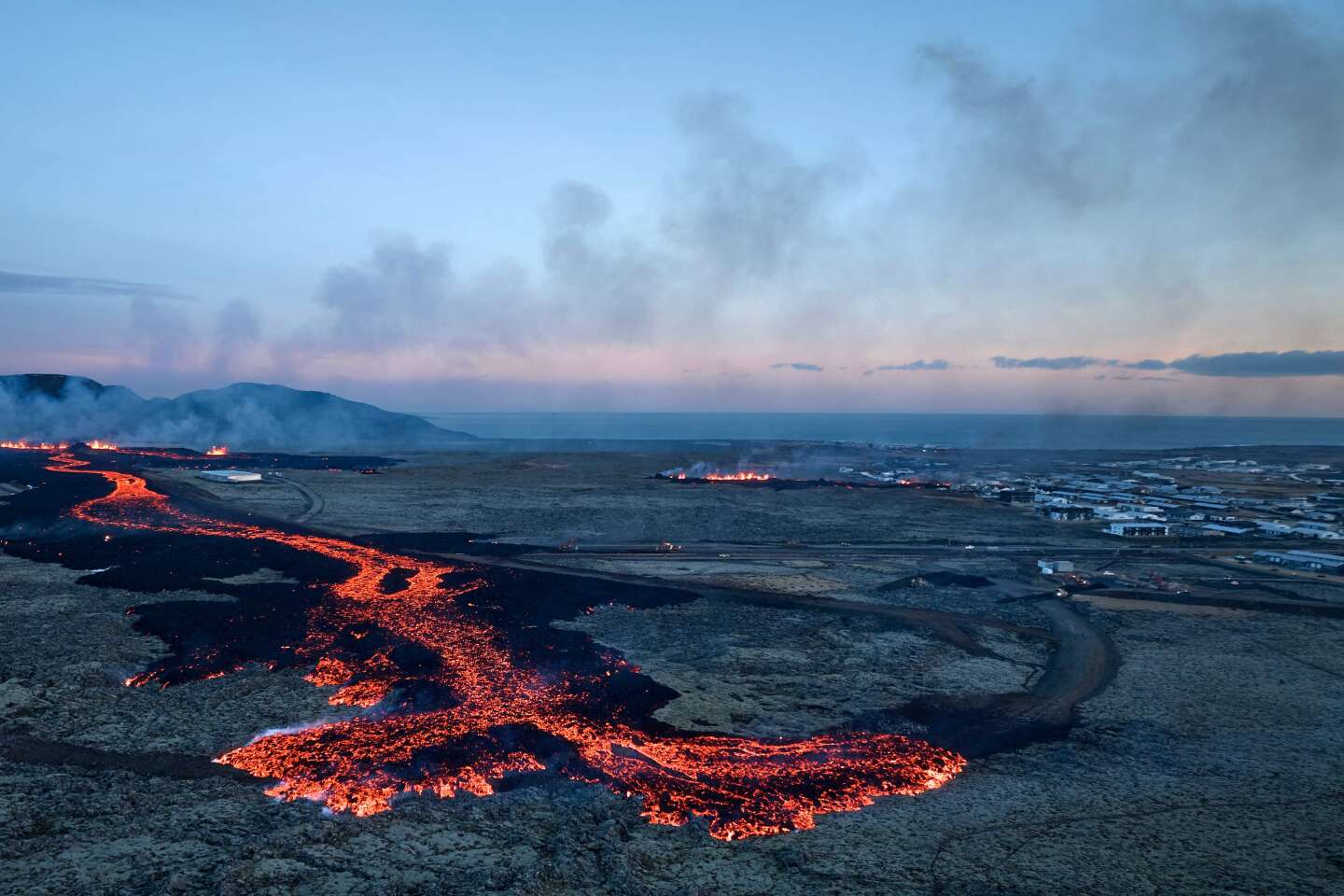 En Islande, la lave du volcan Sundhnjukagigar embrase des habitations sans faire de victime