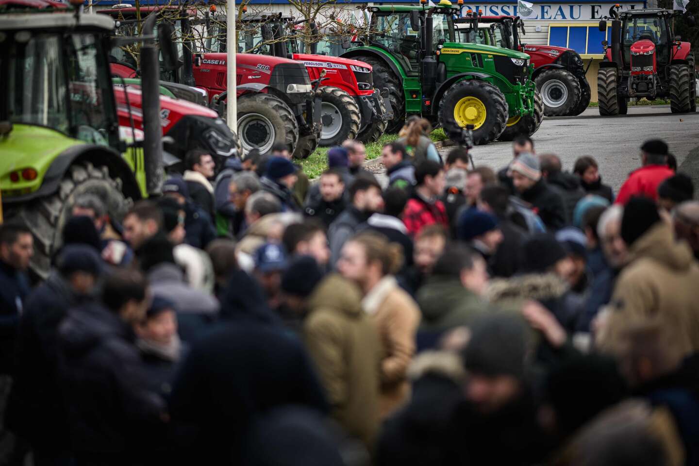Manifestations d’agriculteurs : deuxième nuit de blocage de l’A64, Marc Fesneau attendu dans une ferme du Cher
