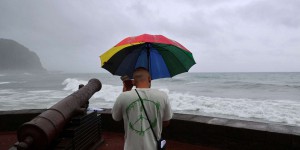 La Réunion passera en alerte rouge cyclonique à partir de 17 heures, la population appelée à se confiner