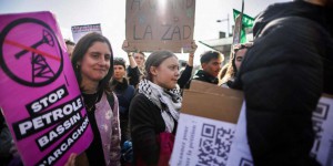 Greta Thunberg manifeste à Bordeaux contre un projet de forages pétroliers près d’Arcachon