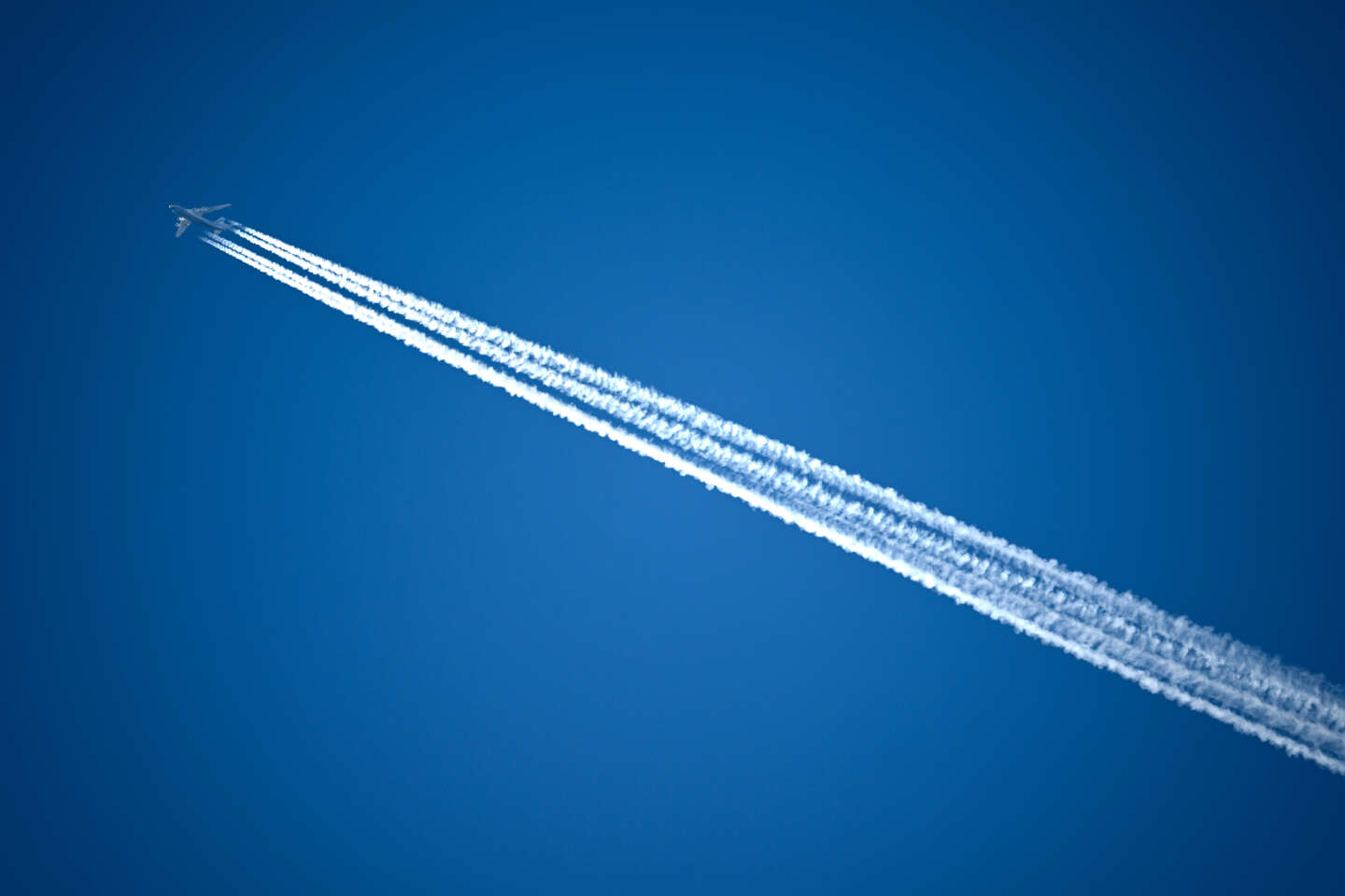 « Nous appelons Airbus, Safran, Air France, Aéroports de Paris, à envisager publiquement une réduction du trafic aérien »
