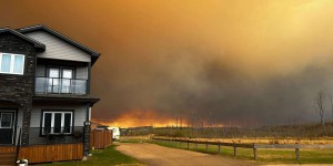 Les incendies de retour au Canada : la ville pétrolifère de Fort McMurray en partie évacuée