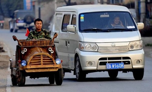 Un charpentier chinois fabrique une voiture électrique en bois !