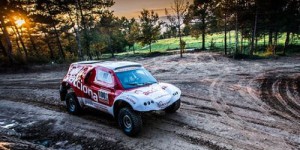 Une voiture électrique prend le départ du Dakar 2015