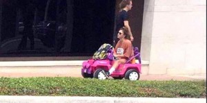 Sans permis, elle se déplace à bord d’une voiture électrique pour enfant Barbie