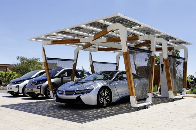 BMW : des pergolas de recharge solaire pour la gamme i