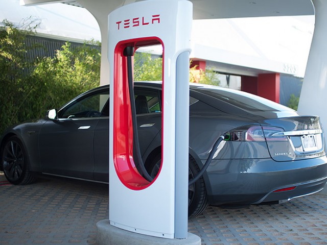 Tesla discute avec BMW et Nissan pour l’harmonisation des structures de recharge