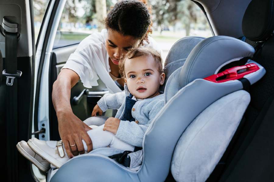 Comment installer un siège auto avec ceinture de sécurité ?