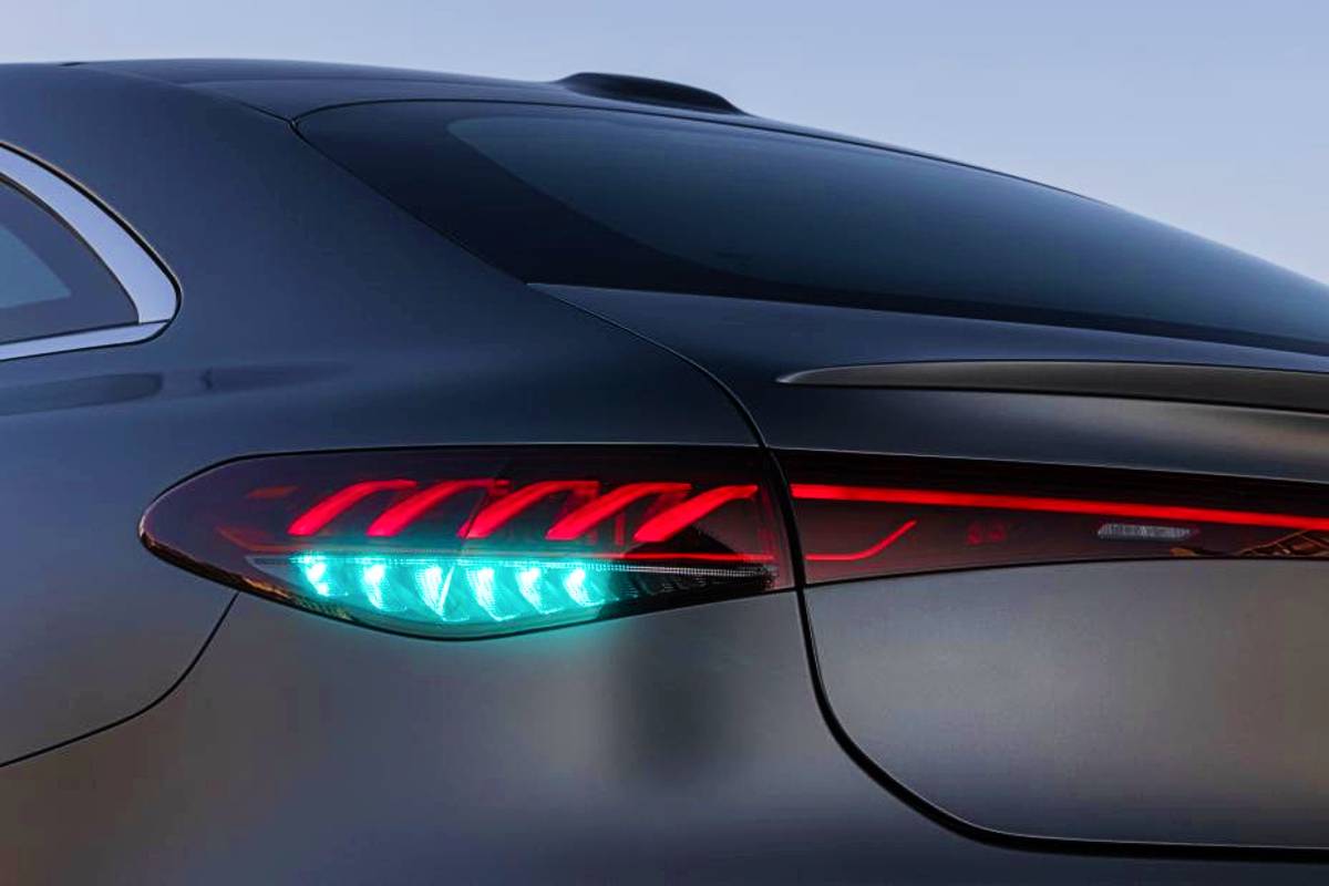 Pourquoi certaines voitures auront bientôt des phares turquoise ?