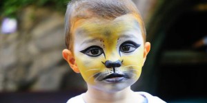 Maquillage : vous mettez vos enfants en danger