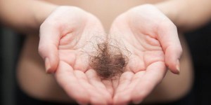 Naturelles ou médicamenteuses, les solutions contre la chute de cheveux sévère