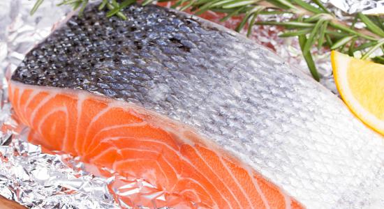 Les écologistes dénoncent la toxicité du saumon de Norvège