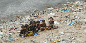 Indonésie : ils troquent leurs déchets contre des soins médicaux