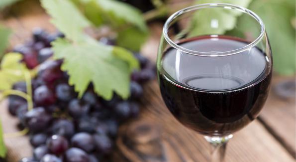 Boire un verre de vin rouge serait-il aussi bénéfique qu’une heure de sport ?