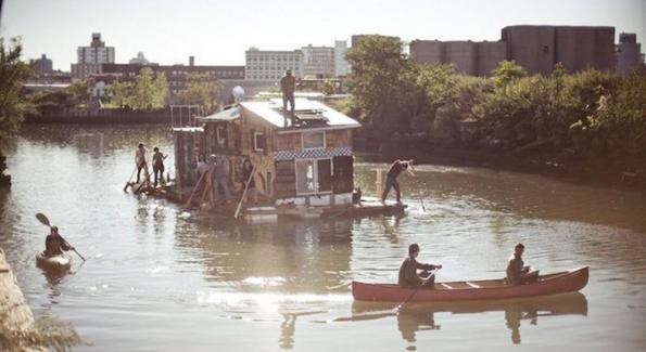 Un américain de 29 ans construit lui-même sa maison-bateau écologique et vit sans produire de déchets