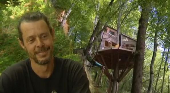 Un amoureux de la nature risque jusqu’à 300.000 € d’amende pour avoir construit une cabane dans les arbres