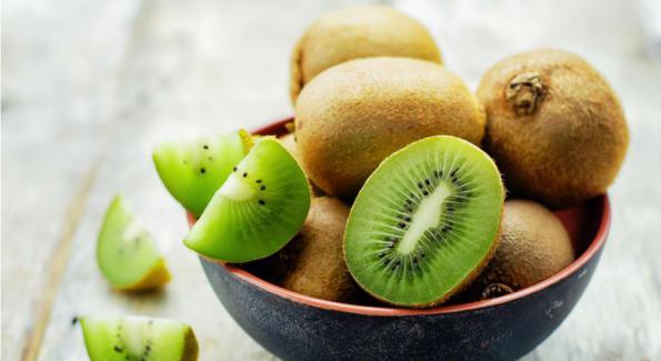 Le kiwi, un fruit rempli de vitamine C qui apporte le sourire
