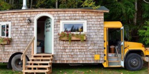Tiny House : un couple construit sa maison de rêve dans un vieux bus scolaire