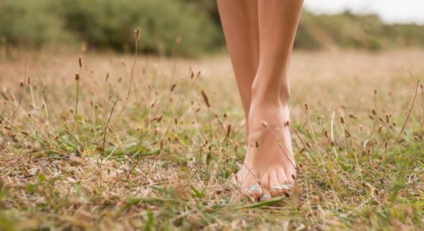 8 raisons de marcher pieds nus 5 minutes par jour