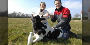 Face à la crise du lait, ce couple de producteurs livre son lait cru à domicile
