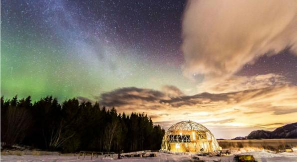 Cette famille vit en autonomie dans un incroyable dôme géodésique en Arctique