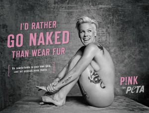 Pink nue contre la fourrure