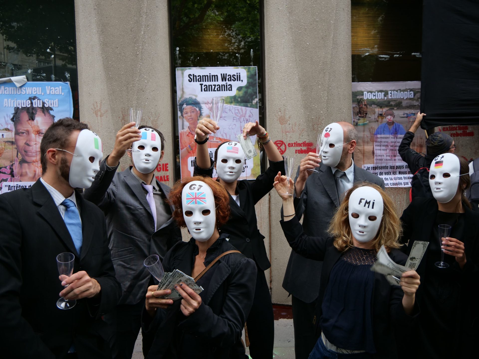 Contre la dette des pays du Sud, des militants s’engluent au siège parisien du FMI
